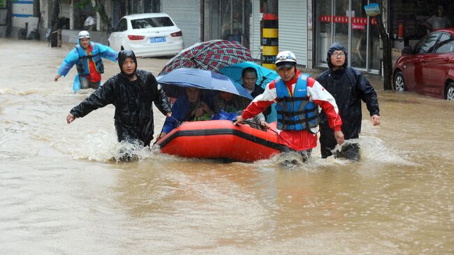 Местные жители спасаются от наводнения в Китае. Архивное фото