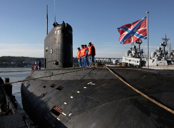 Дизельная подводная лодка Краснокаменск класса Варшавянка во время швартовки в главной базе Тихоокеанского флота во Владивостоке