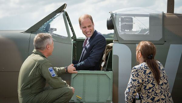 Принц Уильям, герцог Кембриджский в самолете Spitfire Имперского военного музея в Лондоне, Великобритания