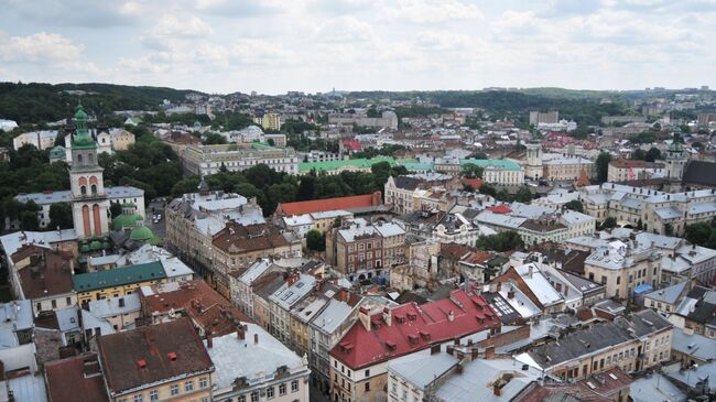 Вид на старую часть города и Успенскую церковь в Галицком районе Львова. Архивное фото