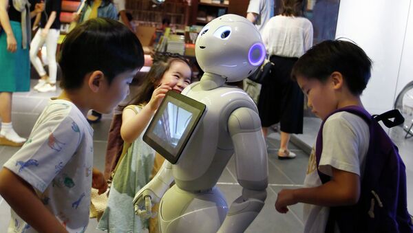 Дети окружили робота Pepper в магазине Токио, Япония. Июль 2015