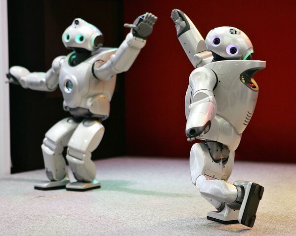 Роботы Qrio танцуют аргентинское танго в Токио, Япония. 2005 год