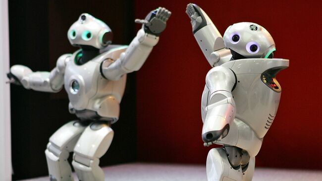 Танцующие роботы. Архивное фото