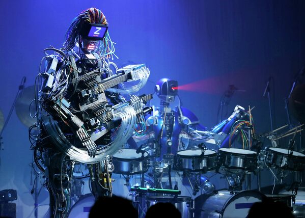 Участники музыкальной группы Z-Machines дебютируют на сцене в Токио. 2013 год