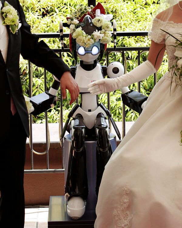Андроид I-Fairy проводит церемонию бракосочетания в Токио, Япония. 2010 год