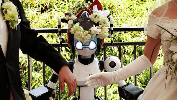 Андроид I-Fairy проводит церемонию бракосочетания в Токио, Япония. 2010 год