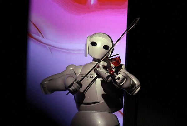 Гуманоид The Partner Robot играет на скрипке. Шанхай, 2010 год