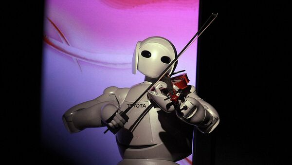 Гуманоид The Partner Robot играет на скрипке. Шанхай, 2010 год