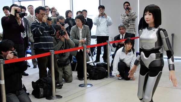 Робот HRP-4C прогуливается перед журналистами в Токио. 2009 год