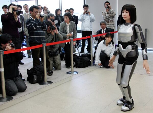 Робот HRP-4C прогуливается перед журналистами в Токио. 2009 год