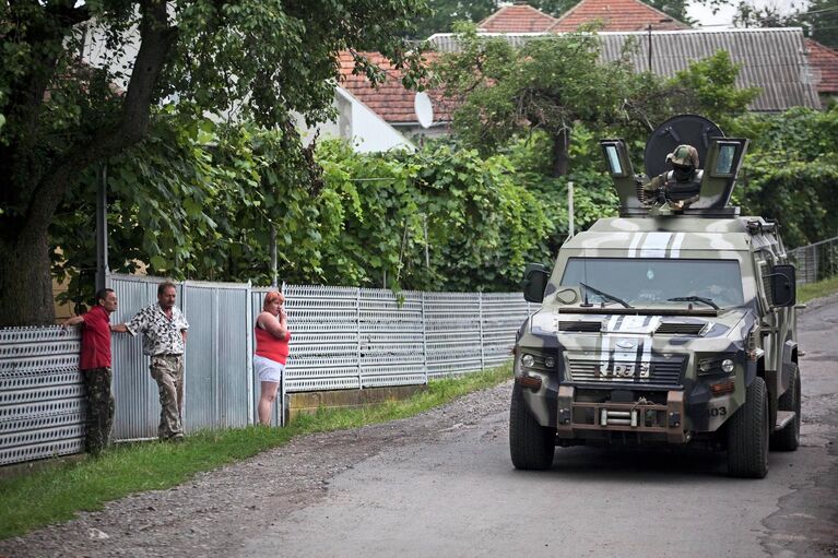 Украинские военные патрулируют деревню возле Мукачево