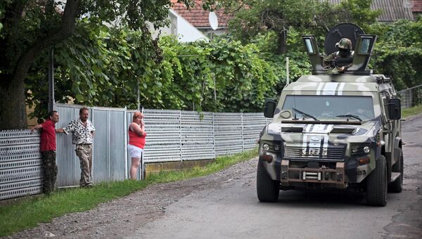 Украинские военные патрулируют деревню возле Мукачево. Архивное фото