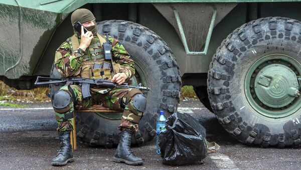 Украинские военные контролируют дорогу возле Мукачево. Архивное фото