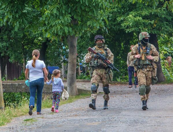 Украинские военные патрулируют деревню возле Мукачево