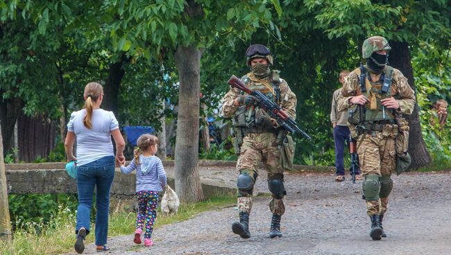 Украинские военные патрулируют деревню возле Мукачево. Архивное фото