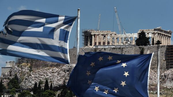 Флаги Греции и ЕС на фоне Афинского Парфенона. Архивное фото