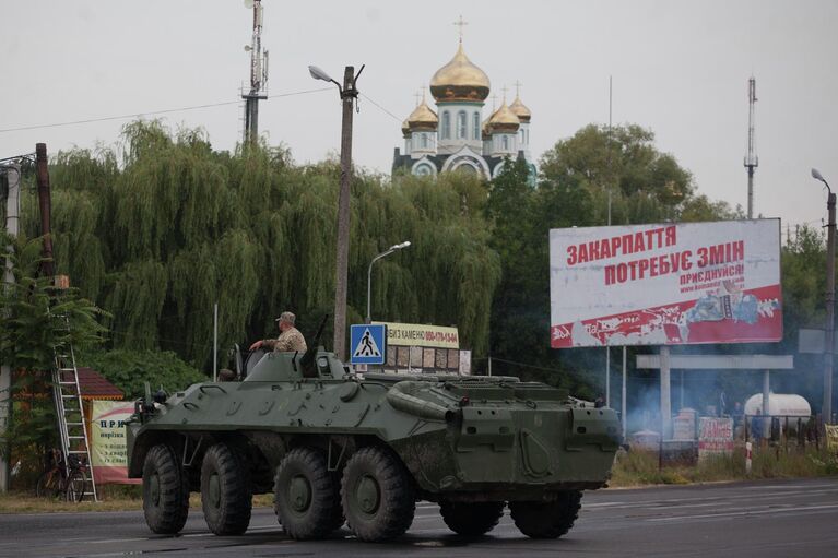 Украинские военные контролируют дорогу возле Мукачево