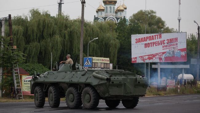 Украинские военные контролируют дорогу возле Мукачево. Архивное фото