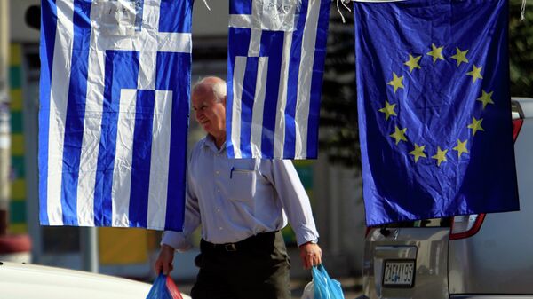 Флаги Греции и Евросоюза на улице в Тессалониках, Греция. Архивное фото