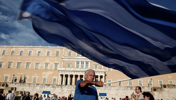 Участник митинга сторонников соглашения с кредиторами у здания парламента в Афинах, Греция. Архив