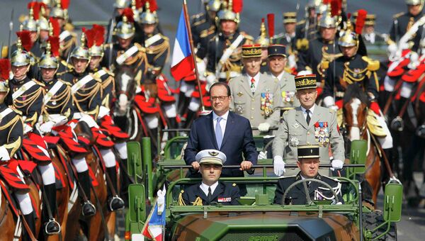 Президент Франции Франсуа Олланд учавствует в параде по случаю Дня взятия Бастилии