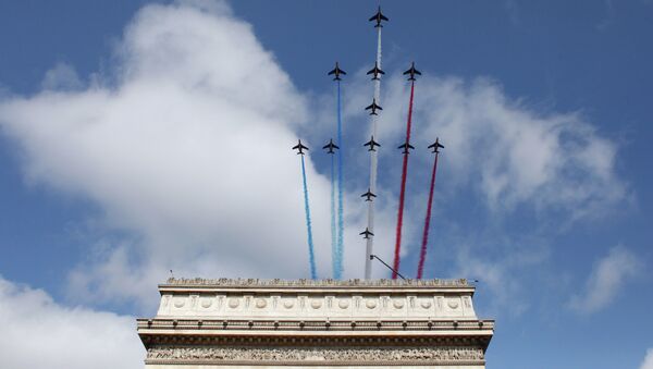 Самолеты пилотажной группы Patrouille de France во время парада по случаю Дня взятия Бастилии. Архивное фото