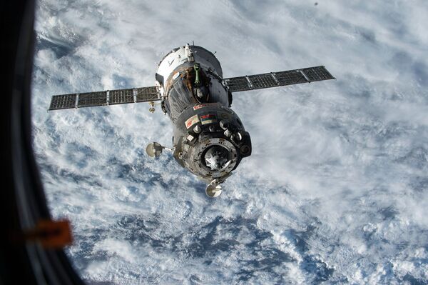 Фотография космического корабля Союз ТМА-15М с борта МКС