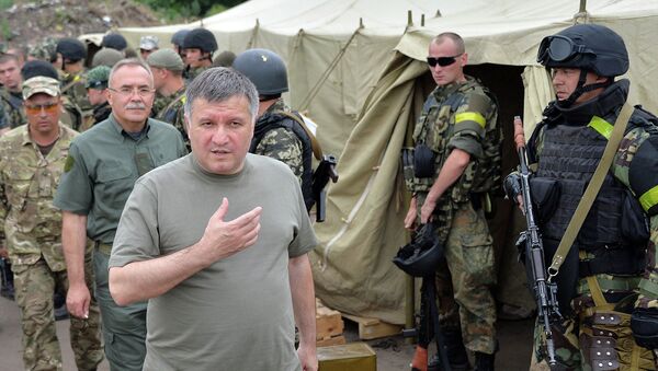 Министр МВД Украины Арсен Аваков в лагере ВСУ. Архивное фото