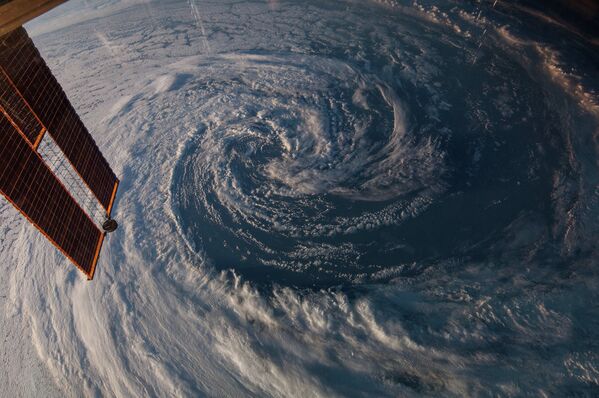 Фотография предзимнего шторма у юго-западных берегов Австралии, сделанная с борта МКС