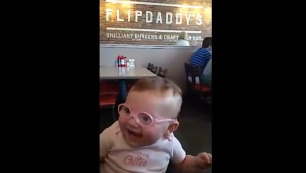 Ребенок радуется очкам. Кадр с YouTube.