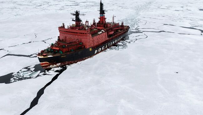 Атомный ледокол Ямал во время научно-исследовательских работ в Карском море в рамках самой масштабной арктической экспедиции