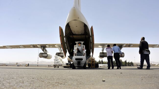 Разгрузка в аэропорту Саны гуманитарной помощи. Архивное фото