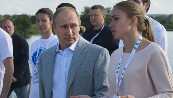 Президент России Владимир Путин во время посещения Всероссийского молодёжного образовательного форума Территория смыслов на Клязьме