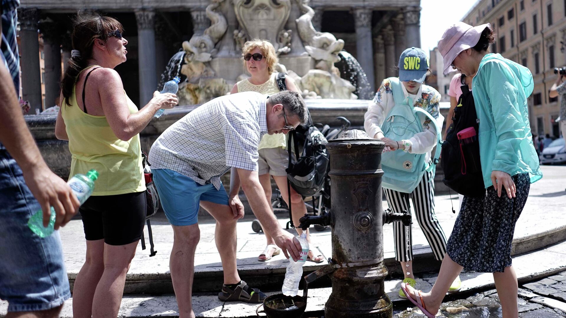 Туристы и жители Рима наполняют бутылки водой из-за жары - РИА Новости, 1920, 10.08.2022