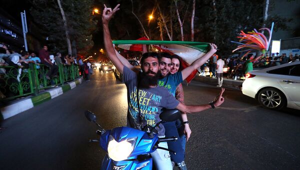 Иранцы празднуют ядерное соглашение. Архивное фото.