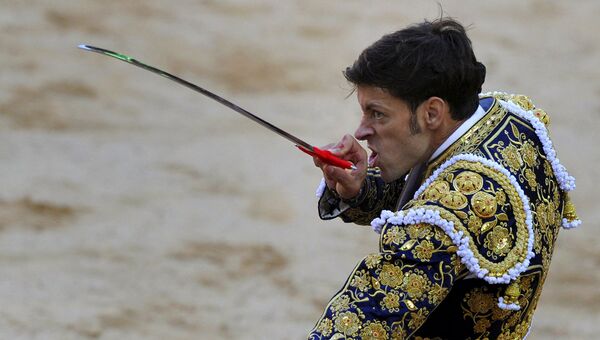 Испанский матадор во время фестиваля Сан-Фермин в Памплоне, Испания