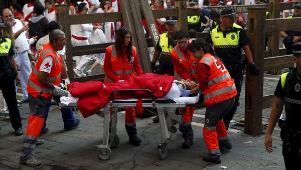 Работники скорой помощи во время фестиваля Сан-Фермин в Памплоне, Испания