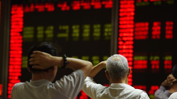 Инвесторы следят за котировками фондового рынка Китая в Пекине