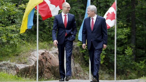 Премьер-министр Украины Арсений Яценюк и премьер-министр Канады Стивен Харпер во время встр
