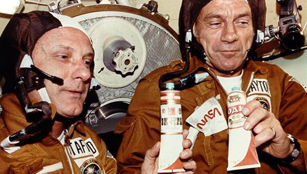 Астронавты НАСА Том Стаффорд и Дик Слейтон в советском космическом корабле Союз
