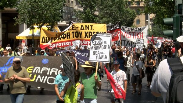 Греки с флагами прошли по Афинам в знак протеста против программы кредиторов