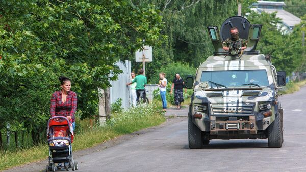 Сотрудники СБУ блокируют местность в районе города Мукачево, Украина. 14 июля 2015