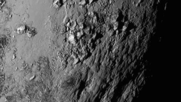 Горы на Плутоне. Снимок зонда New Horizons