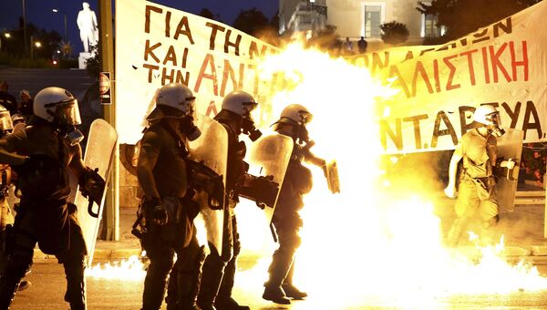 Беспорядки перед зданием парламента в Афинах, Греция