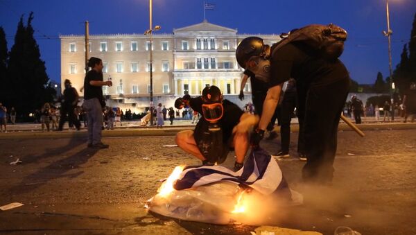 Протестующие забросали полицию коктейлями Молотова на митинге в Афинах