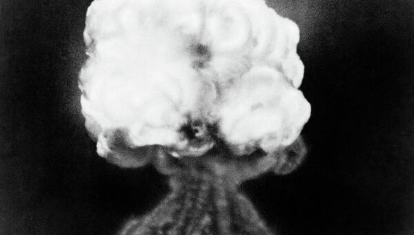 Облако от взрыва атомной бомбы на полигоне Аламогордо в штате Нью-Мексико, США. 16 июля 1945