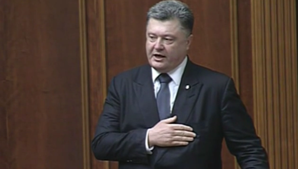 Порошенко исполняет гимн Украины в Верховной раде