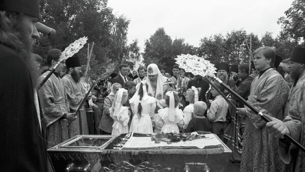 Священнослужители переносят раку с мощами Преподобного Серафима Саровского в Троицкий собор Дивеевского женского монастыря