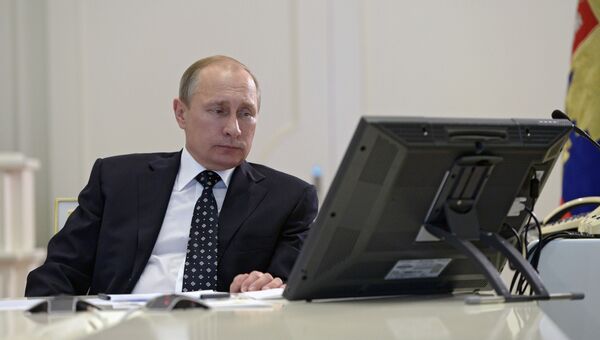 Президент России Владимир Путин проводит видеоконференцию. Архивное фото