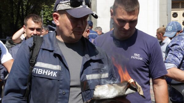 Киевские пожарные поджигали собственную униформу на акции протеста у Рады